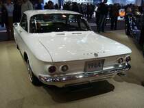 Chevrolet Corvair Monza Spyder. 1960 - 1964. Der Corvair wurde bereits 1959 vorgestellt. 1960 kam das auf sportlich getrimmte Modell Monza Spyder, ein Coupe, zusätzlich auf den Markt. In diesem Modell ist luftgekühlter 6-Zylinderboxermotor mit Turboaufladung im Heck verbaut. Er leistet 152 PS aus 2.4l Hubraum. Techno Classica am 18.04.2015.