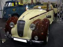 Lagonda 2,5 Litre Cabriolet. 1947 - 1953. In den Jahren 1947 - 1949 wurde der Wagen in Einzelfertigung, ab 1949 in Serie produziert. Es gab eine Limousinen- und eine Cabriolet- Version. Der von Walter Owen Bentley konstruierte Motor wurde später auch in den ersten Aston Martin verbaut. Der 6-Zylinderreihenmotor leistet 105 PS aus 2580 cm³ Hubraum. Techno Classica am 18.04.2015.