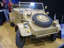 VW Typ 82. 1940 - 1945. Der  Kübelwagen  basierte auf dem Käfer, bzw. damals KdF-Wagen genannt. Er wurde in hohen Stückzahlen für das Militär produziert. Der im Heck verbaute
4-Zylinderboxermotor leistete bis 1943 23,5 PS aus 985 cm³ Hubraum. Danach kam ein 1131 cm³ großes Aggrgat mit 24,5 PS zum Einsatz. Techno Classica am 18.04.2015.