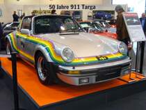 Porsche Targa Turbo im legendären Buchmann-Look. Hier hat jemand den Polaroidwagen der Mittachtzigerjahre als Replika wieder aufleben lassen. Der 6-Zylinderboxermotor leistet aus 3299 cm³ Hubraum 300 PS. Techno Classica am 18.04.2015.