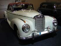 Mercedes Benz W188 I 300 S Cabriolet. Oktober 1951 - August 1955. Von diesem Modell wurden insgesamt 203 Fahrzeuge hergestellt. Bis April 1958 wurde dann noch das modifizierte Modell W188 II produziert. Der 6-Zylinderreihenmotor leistet 150 PS aus 2996 cm³ Hubraum. Techno Classica am 18.042015.