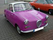 Goggomobil Coupe 250 TS. 1957 - 1969. Das Coupe erschien zwei Jahre nach der Limousine. Hier wurde ein Modell mit extravaganter Farbgebung, das vor Herbst 1964 produziert wurde abgelichtet, da es noch hinten angeschlagene Türen hat. Der 2-Zylinderzweitaktmotor leistet aus 247 cm³ Hubraum 13,6 PS. Die 250´er Modelle aus der Fabrik des Hans Glas waren insbesondere bei den Inhabern des alten Führerscheines Klasse IV beliebt. Sammelpunkt zum 3. Borbecker Oldtimertag am 26.04.2015.