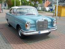 Mercedes Benz W111/1 220S. 1959 - 1965. Für dieses Fahrzeug der automobilen Oberklasse musste man bei Modelleinführung mindestens DM 13250,00 auf die Theke des Mercedes Benz Vertragspartner legen. Der 6-Zylinderreihenmotor leistet aus 2195 cm³ Hubraum 95 PS. Sammelpunkt zum 3. Borbecker Oldtimertag am 26.04.2015.