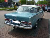 Heckansicht eines Mercedes Benz W111/1 220S. 1959 - 1965. Sammelpunkt zum 3. Borbecker Oldtimertag am 26.04.2015.