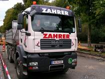 MAN-TGA33.440 hat bei einer Stra�enbaustelle gerade Schotter abgeladen; 080923