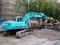 KOBELCO arbeitet mit NEW-HOLLAND  Hand in Hand  bei einer Straenbaustelle in Ried i.I.; 080923