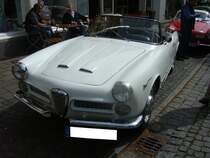 Alfa Romeo 2000 Spider. 1958 - 1961. Die 2000´er Modelle basierten auf den bereits 1950 vorgestellten 1900´er Modellen. Das hübsch gezeichnete Cabriolet wurde bei der Carozzeria Touring/Mailand produziert. Manko dieses Modelles waren die immer noch verbauten Trommelbremsen. Der 4-Zylinderreihenmotor leistet 105 PS aus 1975 cm³ Hubraum. 8. Kettwiger Oldtimerfrühling am 01.05.2015.
