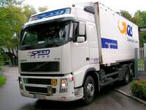 VOLVO FH12 mit Wechselaufbau bei der Zustellung von Waren an das St�dtische Schwimmbad; 080923