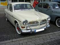 Volvo P121. 1956 - 1970. Die  Amazon  genannten P121 Modelle waren eine Ergänzung zum Buckelvolvo. Erst ab 1961 konnte man eine zweitürige Limousine, wie abgelichtet ordern. Der abgelichtete P121 ist mit dem B18 Motor ausgerüstet. Der 4-Zylinderreihenmotor leistet 80 PS aus 1778 cm³ Hubraum. 8. Kettwiger Oldtimerfrühling am 01.05.2015.