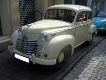 Opel Olympia. 1950 - 1951. Dieses Olympia-Modell war die Weiterentwicklung, des bereits 1947 wieder aufgelegten Vorkriegs-Olympia. Für dieses Modell musste man 1951, dem Baujahr dieses abgelichteten Olympia, DM 6400,00 bezahlen. Der 4-Zylinderreihenmotor leistet 39 PS aus 1488 cm³ Hubraum. 8. Kettwiger Oldtimerfrühling am 01.05.2015.