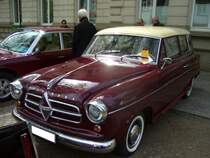 Borgward Isabella Kombi. 1955 - 1961. Der Borgward Kombi erschien ein Jahr nach der Limousine. Er kostete DM 300,00 mehr, also DM 7565,00, als die Limousine. Hier wurde ein 1958´er Modell aufgenommen. Der 4-Zylinderreihenmotor leistet 60 PS aus 1493 cm³ Hubraum. 8. Kettwiger Oldtimerfrühling am 01.05.2015.