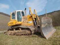 Liebherr PR 724 XL am 23.03.2015 in den Weinbergen bei Oberemmel