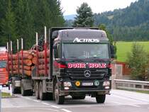ACTROS mit frischen Rundholzst�mmen am Obdacher-Sattel; 080924