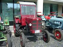 Hanomag R16. 1950 - 1958. Der 2-Zylinderdieselmotor leistet 16 PS aus 1399 cm³ Hubraum. 8. Kettwiger Oldtimerfrühling am 01.05.2015.
Dank an Konrad Neumann für die Hilfe bei der Identifikation.