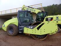 Hamm H 18i wird eingesetzt beim Bau der Ortsumgehung Konz-Könen (01.05.2015)