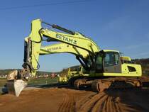 Liebherr R 926 LC Litronic wird eingesetzt beim Bau der Ortsumgehung Konz-Könen (19.04.2015)