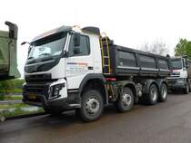 Volvo FMX 460 auf einem Parkplatz bei Luxembourg-Gasperich am 01.05.2015