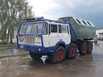 Mit einem platten Reifen stand dieser TATRA,am 01.Mai 2015,in Grimmen.