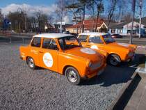 Zwei umweltfreundliche Trabis,die umgerüstet auf Strom sind,können an der Binzer Tankstelle gemietet werden.Aufgenommen am 06.April 2015.