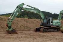 Hitachi Zaxis 350 steht auf einer Baustelle in 36100 Petersberg-Marbach, April 2015