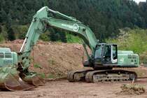 Hitachi Zaxis 350 steht auf einer Baustelle in 36100 Petersberg-Marbach, April 2015