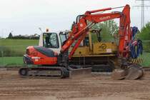 Kubota KX 080 steht auf einer Baustelle in 36100 Petersberg-Marbach, April 2015