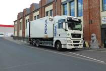 MAN TGX bei der Warenanlieferung in Fulda, April 2015