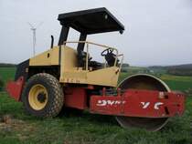 Dynapac CA 150D bei vorbereitenden Arbeiten zum Bau einer Windkraftanlage in der Nähe der B51 Richtung Bitburg (17.04.2011)