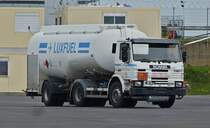 . Scania 93 M 220, Tanksattelzug auf dem Weg zum nchsten Flugzeug um dieses mit Treibstoff zu versorgen.  02.05.2015