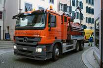 MERCEDES: Spühlung der Kanalisation in der schmalen ST URBANGASSE SOLOTHURN mit einem dreiachsigen Mercedes Actros am 5. Mai 2015.
Foto: Walter Ruetsch  