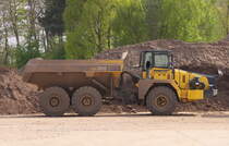 Während unseres Besuchs bei der Firma BahnLog in Homburg kam uns dieses Ungetüm vor die Linse. Komatsu HM 300 Muldenkipper mit 345 PS und einer Nutzlast von 27,3 Tonnen.
12.04.2014