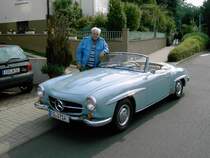 Mercedes 190 SL mit seinem stolzen Besitzer in 36093 K�nzell