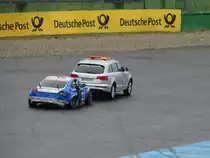 Audi Sport TT Cup wird nach Rennstartunfall abgeschleppt am 03.05.15 auf Hockenheimring