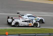 Mitzieher des Überholvorgang: LMP1 Porsche 919 Hybrid,  Nr.95 (Aston Martin Racing) Aston Martin Vantage V8 Am 2.Mai 2015 in Spa Francorchamp beim WEC Langstrecken Rennen