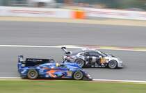 Mitzieher der Nr: 88 von Proton Racing, Porsche 911 RSR (Christian Ried, 	 Klaus Bachler, Khaled al-Qubaisi) wärend der LMP2, Team Signatech-Alpine, Alpine A450b - Nissan Nr.36: Fahrer: Nelson PANCIATICI, Paul Loup CHATIN, Vincent CAPILLAIRE, überholt. Am 2.Mai 2015 in Spa Francorchamp beim FIA WEC Langstrecken Rennen