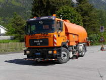 MAN Strassenreiniger unterwegs in Domat-Ems am 07.05.2015