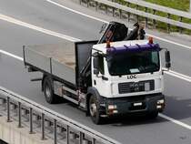 MAN mit Kran und Ladefläche unterwegs bei Reichenau-Tamins am 07.05.2015