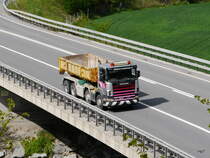 Scania mit Wechselmulde unterwegs bei Reichenau-Tamins am 07.05.2015