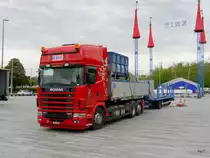 Scania Sattelschlepper des Zirkus Knie in der Stadt Zürich beim ablad am 05.05.2015
