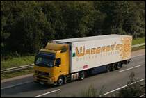 Dieser Ungarische VOLVO FH12 mit 400PS der Spedition  WABERER´s Optimum Solution  ist mit einem Khlauflieger ins Ruhrgebiet unterwegs. Die Spedition WABERER´s ist im Herbst 2003 aus ber 20 Speditionen heraus entstanden (zusamenschlsse). Die bekanntesten sind Volan Tefu und Hungarcamoin. Die Spedition Hungarcamoin war eine ehemalige Staatsspedition in Ungarn. Zur gesamten WABERER´s Gruppe gehren ca. 8000 (!!!) Einheiten und nahezu alle Speditionen in Ungarn sind mit ihm verflochten.
