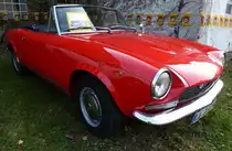 Fiat 124 Spider CS1, Baujahr 1974, 4-Zyl.-Motor mit 1800ccm und 118PS, Oldierama L�rrach, M�rz 2015