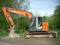Hitachi Zaxis ZX 135 US-3 am 04.05.2015 auf einem Parkplatz an der B268 zwischen Trier und Pellingen