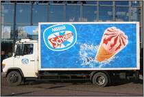 Ein Lieferwagen f�r Eis, aufgenommen am 24.12.2003 vor einem Kino in G�ttingen.