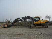 Volvo EC 240C L am 05.04.2009 in der Nähe von Bourglinster (Lux.)