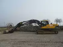 Volvo EC 240C L am 05.04.2009 in der Nähe von Bourglinster (Lux.)