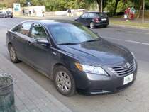 Hybrid Toyota Camry aus Amerika mit interessantem Kennzeichen.