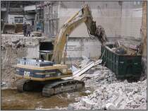 Ein Bagger mit Abbruchzange in Aktion im Februar 2004. Hier wurde in der Karlsruher Innenstadt ein altes Parkhaus abgerissen.