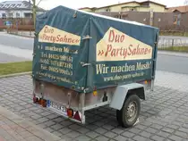 Pritschen Anhänger mit Plane Werbedruck DUO Party Sahne an der Nordsee 14,03,2015 