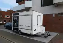 Verkaufsanhänger in weiß 1 achser   Wenn´s um die Wurst geht   in Schillig Nordsee am 15,03,2015