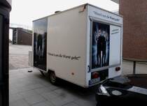 Verkaufsanhänger Heckansicht   Wenn´s um die Wurst geht   in Schillig Nordsee am 15,03,2015